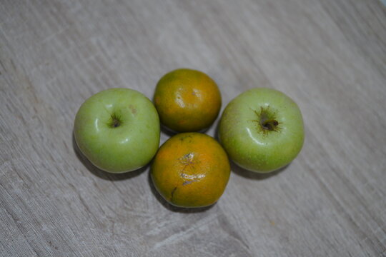 The primary benefits of apples include maintaining heart health, promoting smooth digestion, and aiding in weight loss, thanks to their pectin fiber and antioxidant content.