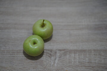 The primary benefits of apples include maintaining heart health, promoting smooth digestion, and aiding in weight loss, thanks to their pectin fiber and antioxidant content. © Ainur