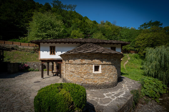 Calle comercial en el pueblo de Etar, provincia de Gabrovo (Bulgaria)