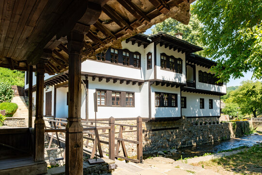 Calle comercial en el pueblo de Etar, provincia de Gabrovo (Bulgaria)