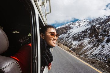 Naklejka premium Woman in a van enjoying cool breeze