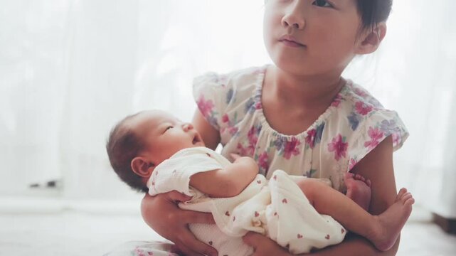 赤ちゃんを抱っこするお姉ちゃん
