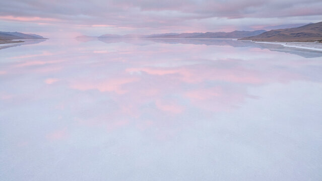 Salar Uyuni Vast White Salt Flat Creating Infinite