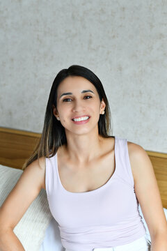 Mujer joven sonriente, feliz de haber superado el c&aacute;ncer de mama.