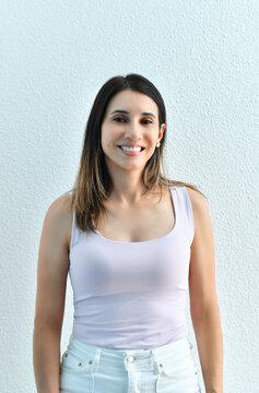 Mujer joven y bonita, sonriendo frente a la c&aacute;mara luego de superar el c&aacute;ncer de pecho.