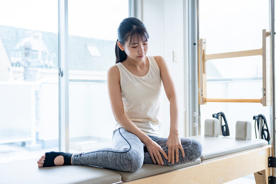 足を抑える女性