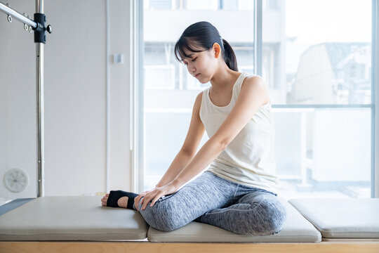 足を抑える女性