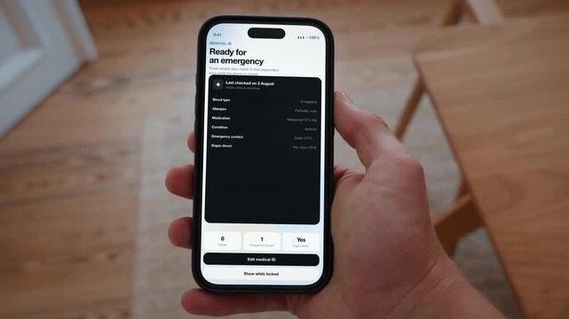 The medical ID is readable on the locked phone with blood group, allergies and contact. Point of view shot with the phone held in the hand. Useful for help arriving faster.
