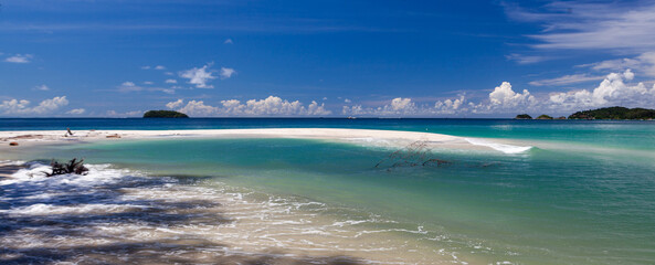 Obraz premium A panoramic view of a white sandbar and turquoise waters at Koh Adang in Tarutao National Park, Thailand.