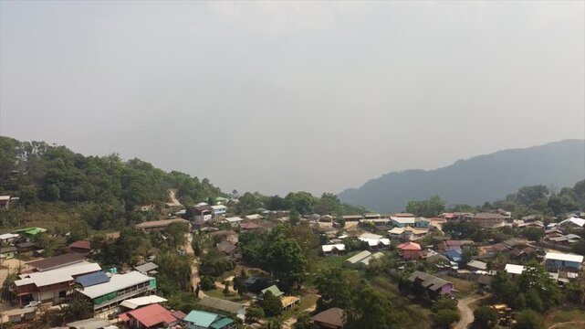 ペッチャブーンの山間からワット パー プー タップ ブークの空撮　เพชรบูรณ์　Phetchabun　Drone Shooting