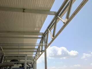Naklejka premium Construction of a modern warehouse with sandwich panel roofing and steel structure