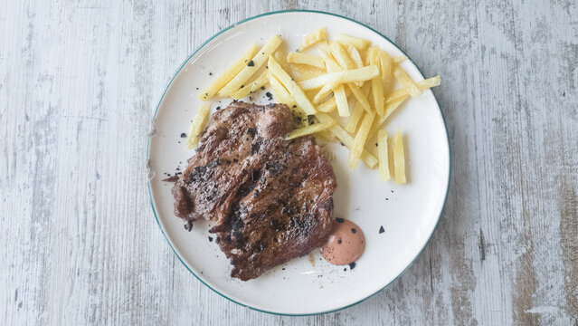 Pluma de cerdo ib&eacute;rico a la parrilla de carb&oacute;n con guarnici&oacute;n de patatas fritas