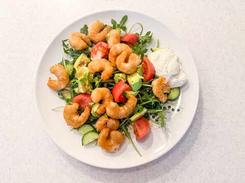 Fried shrimp salad with creamy dip