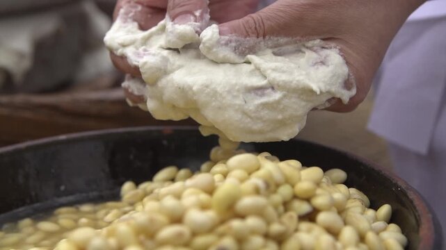 맷돌 노랑콩 콩 콩물 두부 두유 콩비지 한국 전통 손두부 촌두부 전통방식 대두 백태 돌맷돌 맷손 손 손길 작업 도구 농기구 민속품 채반 멍석 곡물 식재료 한식 전통문화
