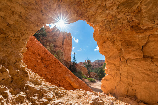 USA, Utah, Bryce Canyon National Park, hoodoos and rock arch as seen from Navajo Loop Trail