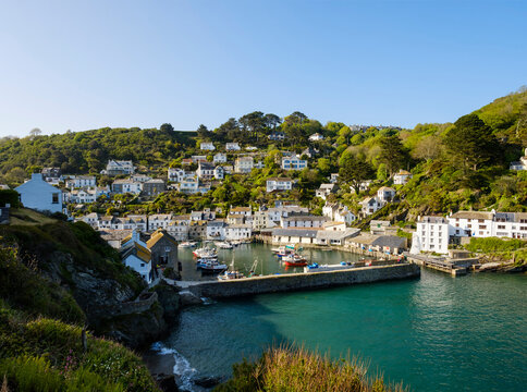 UK, England, Cornwall, Polperro, fishing harbor with retaining wall