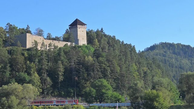 Baszta Zamek, Muszyna widok og&oacute;lny, lato.