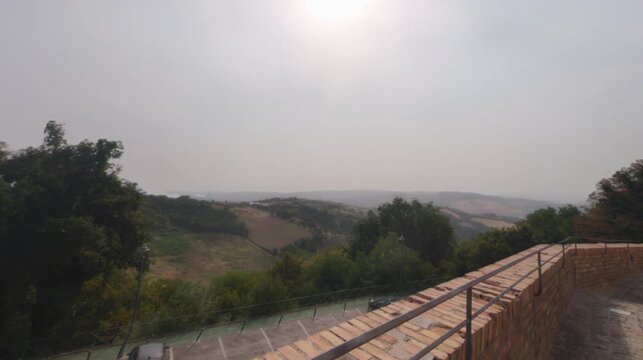 Panorama delle colline della Valconca dalle mura storiche del borgo medievale di Mondaino, Rimini, Emilia-Romagna, Italia