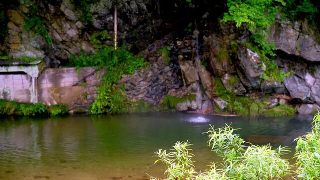 小さな滝壺:左へパン