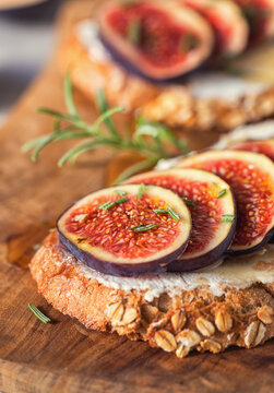Bruschetta with figs, honey and goat cheese for the breakfast