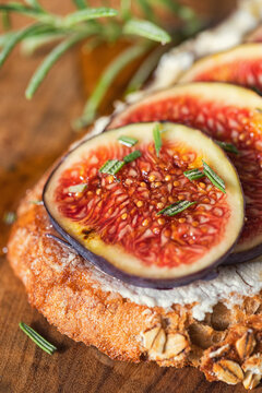 Bruschetta with figs, honey and goat cheese for the breakfast