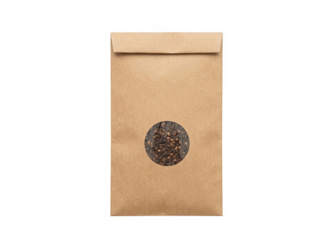 Un sachet en papier kraft brun avec une fen&ecirc;tre ronde transparente contenant des grains de caf&eacute; torr&eacute;fi&eacute;s, pr&eacute;sent&eacute; sur un fond blanc uni, id&eacute;al pour le packaging de produits artisanaux et naturels.