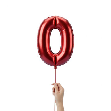 Une main tenant un ballon en aluminium rouge en forme de chiffre z&eacute;ro isol&eacute; sur un fond blanc pur, id&eacute;al pour les c&eacute;l&eacute;brations, les anniversaires, les remises de prix ou les projets de design