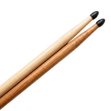 Une paire de baguettes de batterie en bois de teintes diff&eacute;rentes avec des embouts noirs isol&eacute;es sur un fond blanc pur, id&eacute;ales pour la musique, les percussions et les accessoires d'instruments.