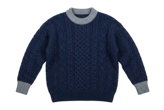 Pull en laine tricot&eacute; bleu marine avec des motifs de torsades classiques, dot&eacute; d'un col et de poignets gris contrastants, isol&eacute; sur fond blanc.