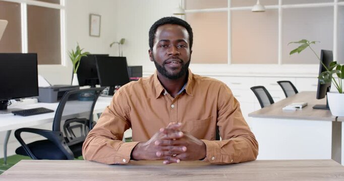 Close up of people talking to the camera, businessman explaining ideas, sitting at desk