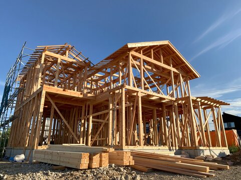 伝統的な工法でしっかりと組み上げられる木造2階建て住宅の構造骨組み