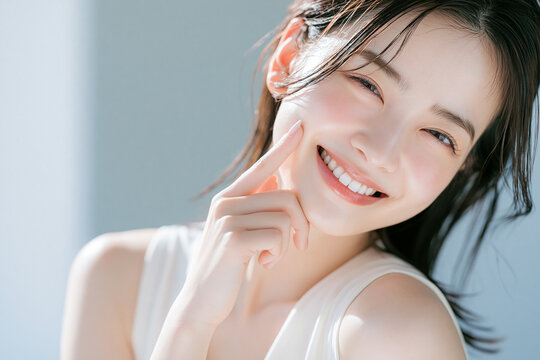 爽やかで透明感のある美しい肌の笑顔の女性