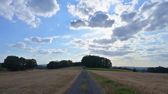 Schmaler Feldweg f&uuml;hrt durch eine sanft h&uuml;gelige Landschaft, mit abgeernteten Feldern, B&ouml;llstein, Brombachtal, Odenwald, Hessen, Deutschland