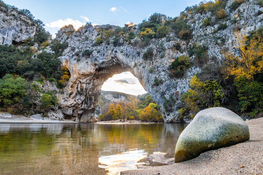 Arche rocheuse de Vallon Pont d'Arc sur la rivi&egrave;re Ard&egrave;che - France
