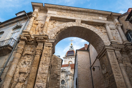 Vo&ucirc;te de la Porte Noire et cath&eacute;drale Saint-Jean dans la ville de Besan&ccedil;on - France