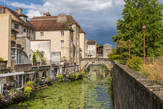 Canal sous un ciel d'orage dans la commune fran&ccedil;aise de Dole, dans le Jura - France