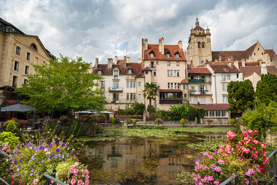La commune de Dole et la coll&eacute;giale Notre-Dame vues depuis le canal - France
