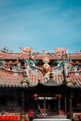 Obraz premium Panoramic view of the roof of the main hall of the Minnan Temple in Quanzhou with two dragons grabbing beads