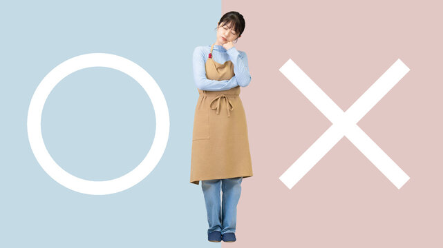 マルかバツか考えるエプロン姿の女性, Woman Thinking About Right or Wrong Wearing an Apron