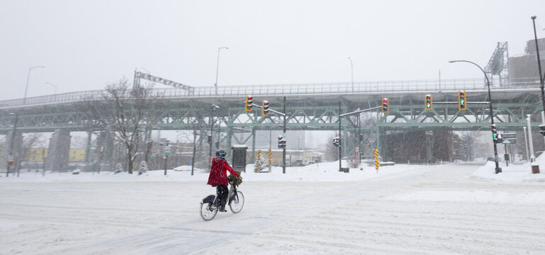 Cycliste solitaire temp&ecirc;te de neige, intersection ville, jour, neige, panoramique