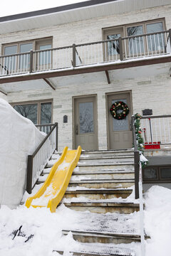 Entr&eacute;e de maison en hiver avec marches et glissade, jour, hiver, vertical