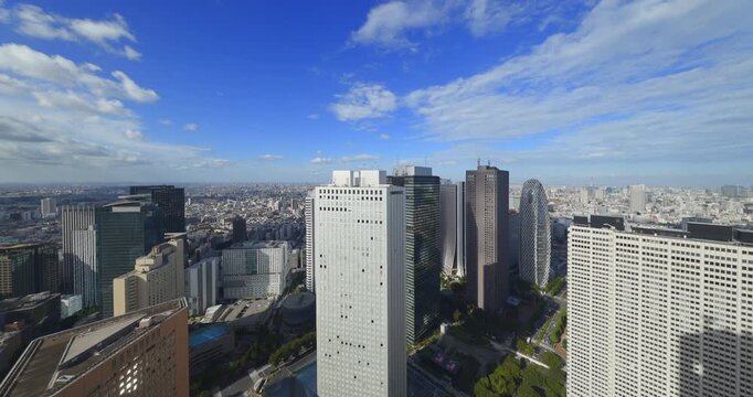 東京都庁展望室から望むビル群と街の景色