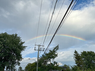 Un poteau électrique en ville et un arc-en-ciel, Québec, Canada. © Pascal Huot