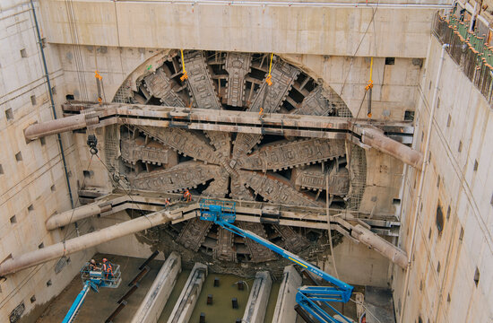 Large tunnel boring machine
