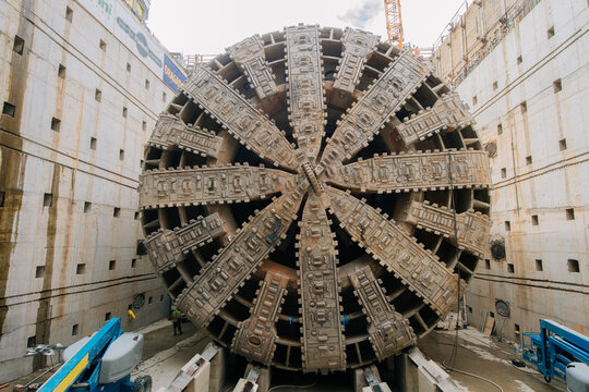 Large tunnel boring machine with circular drill head