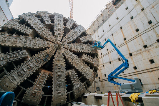 Large tunnel boring machine