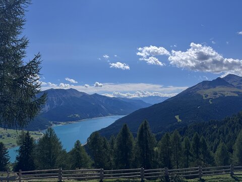 Sch&ouml;ne Landschaft mit Blick auf den Reschensee in S&uuml;dtirol 