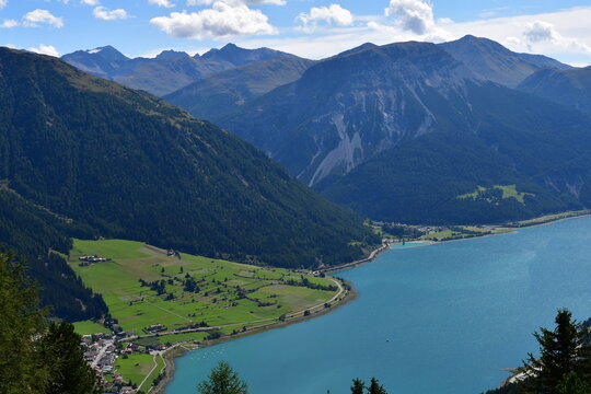Sch&ouml;ne Landschaft in S&uuml;dtirol mit Blick nach Graun und auf dem Reschensee 
