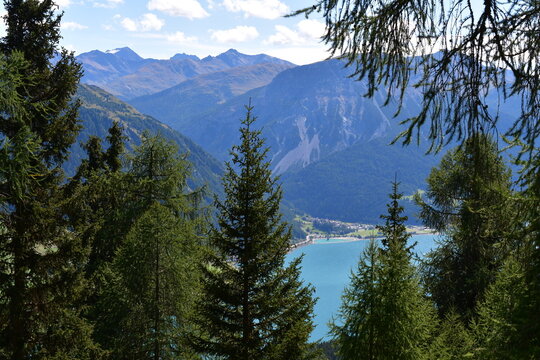Sch&ouml;ne Landschaft in S&uuml;dtirol mit Blick zum Reschensee 