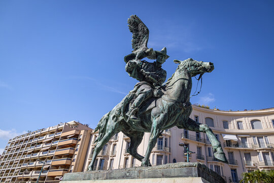 'La Chasse au berkout' statue in Jardins Biov&egrave;s, Menton, C&ocirc;te d'Azur, France